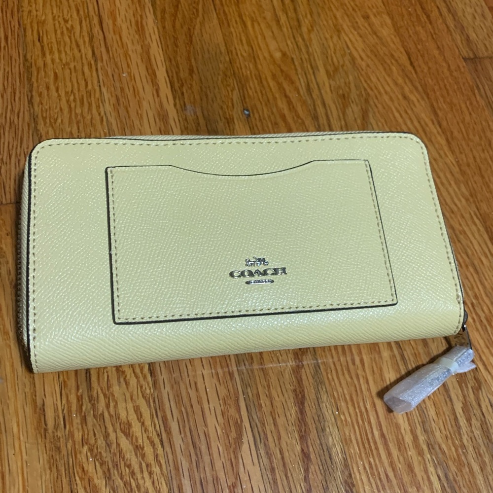 New Coach Cross Grain Leather Accordian Zip Wallet